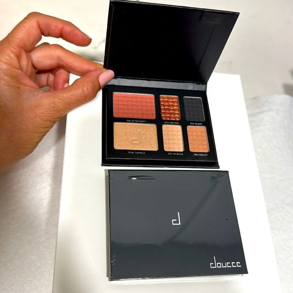 Doucce Pallete On The Go 6 Eyeshadows, Blush and Highlighter Set Travel Bronze